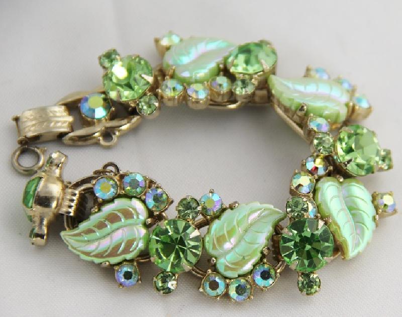 Front view of Green Leaf Molded/Cut Bracelet 5 Link