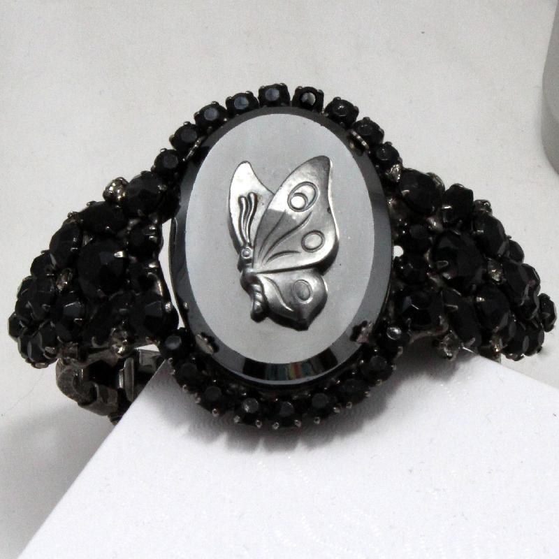 Front view of Black (jet) Oval Bracelet Clamper