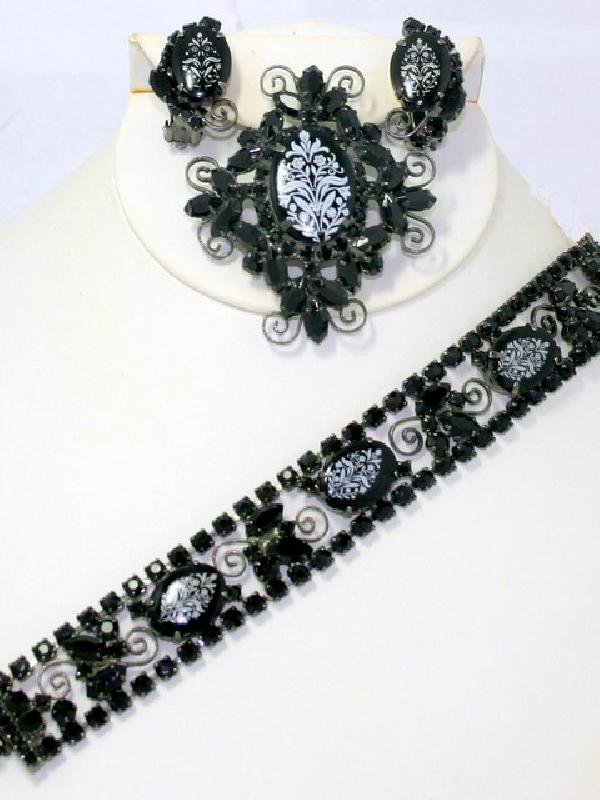 Front view of Black (jet) Dentelle Painted (hand/Transfer) Pin Pendant