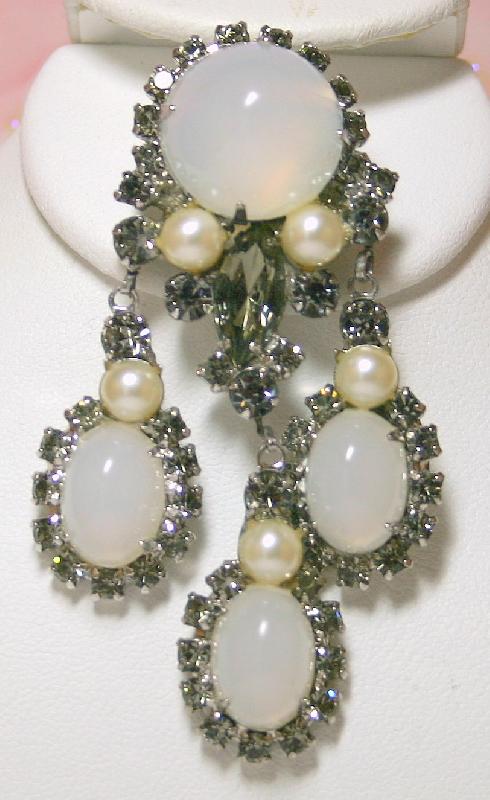Front view of Clear Cabochons Pearl Brooch