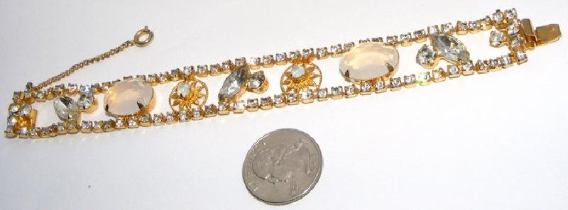 Front view of Clear Oval Bracelet Flat Push In