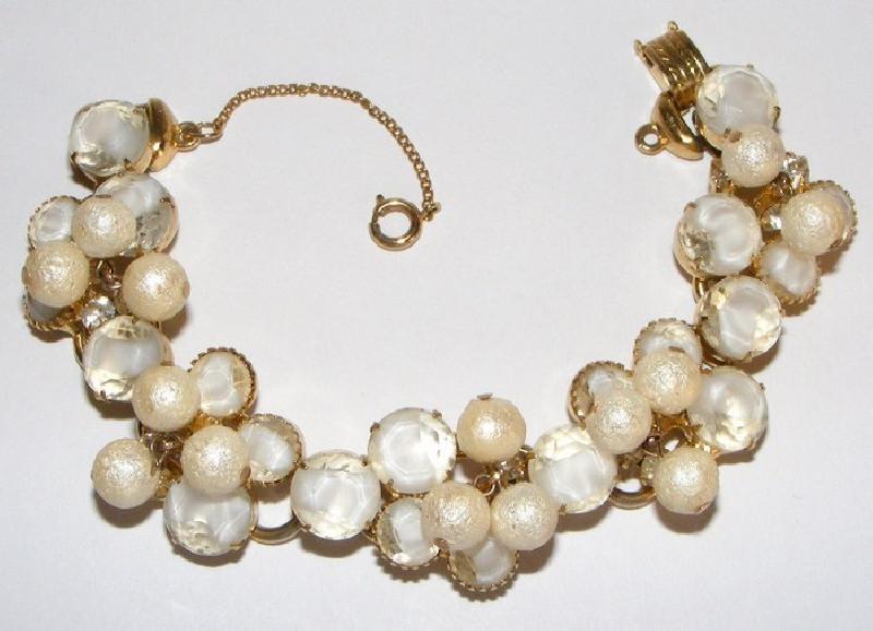 Front view of White (chalk Or Milk) Chatons Only Givre Bracelet 5 Link