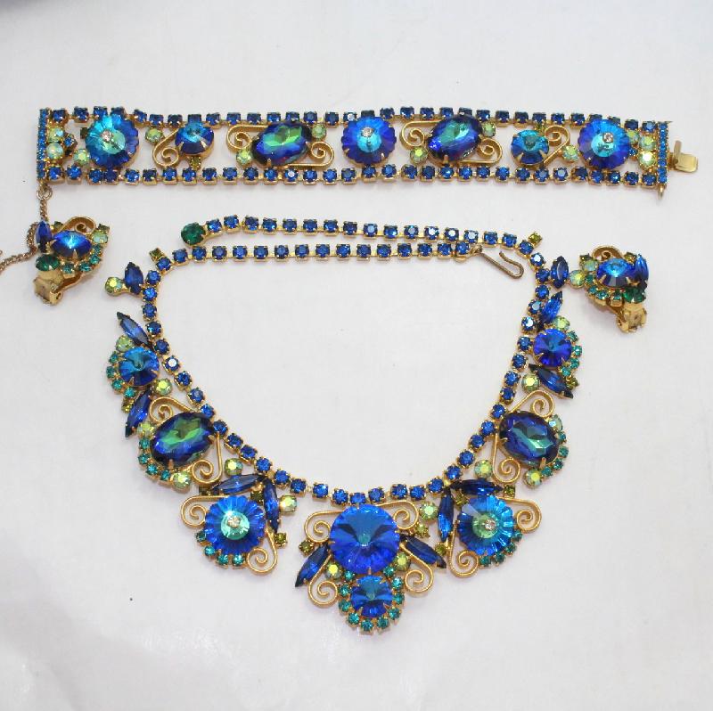 Front view of Blue Oval Rivoli/Margarita Bracelet Flat Push In