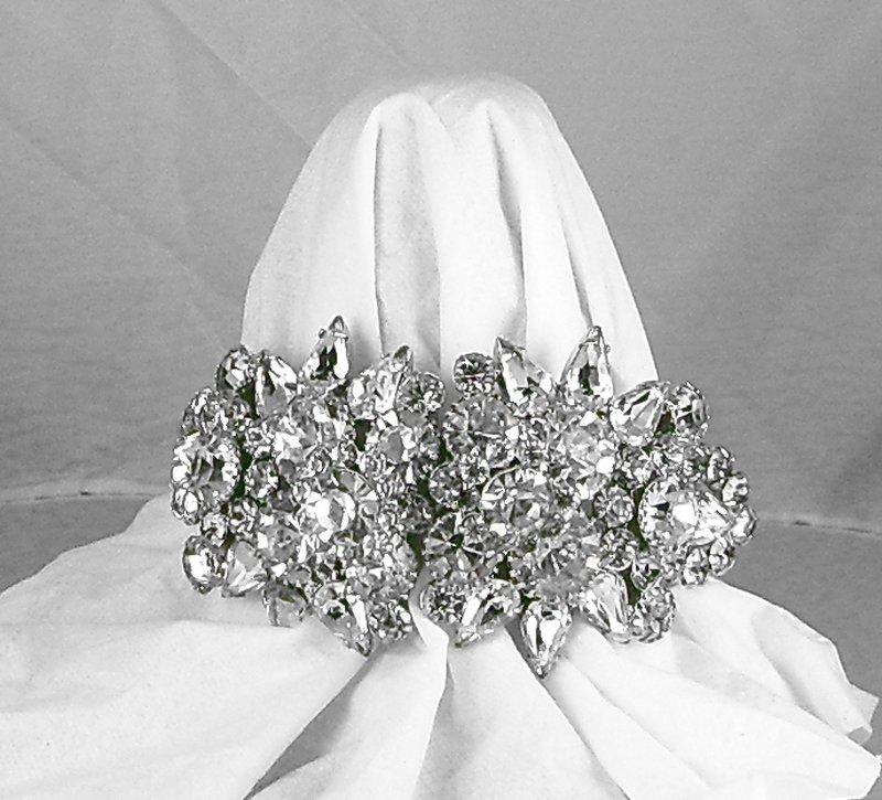 Front view of Clear Pear Bracelet Clamper