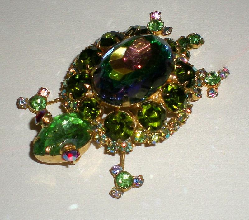 Front view of Green Oval Multi-Color/Shaded Brooch