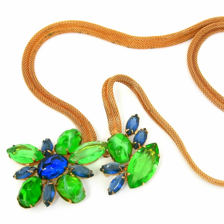 Front view of Oval Necklace