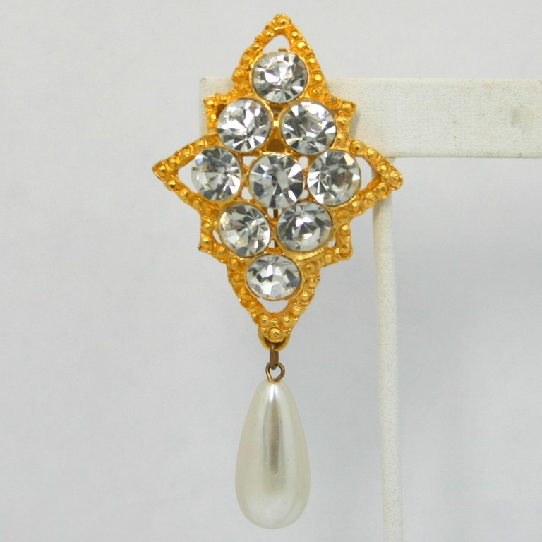 Front view of Chatons Only Brooch