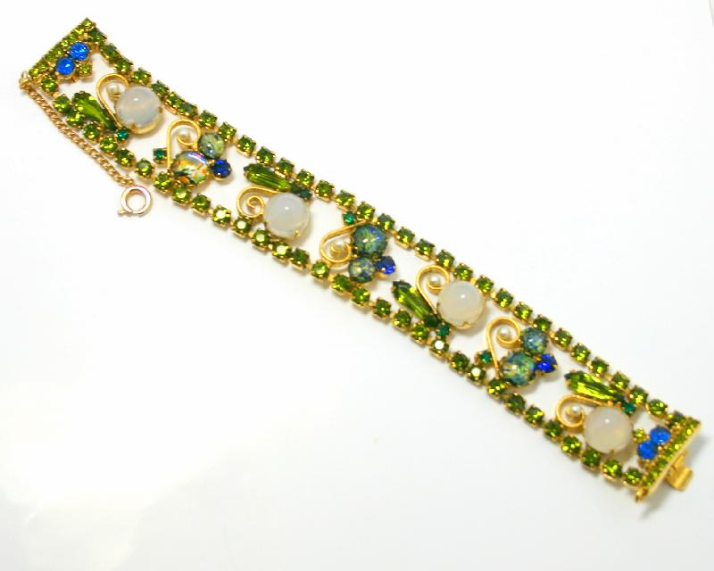 Front view of Green Cabochons Plastic Bracelet Flat Push In