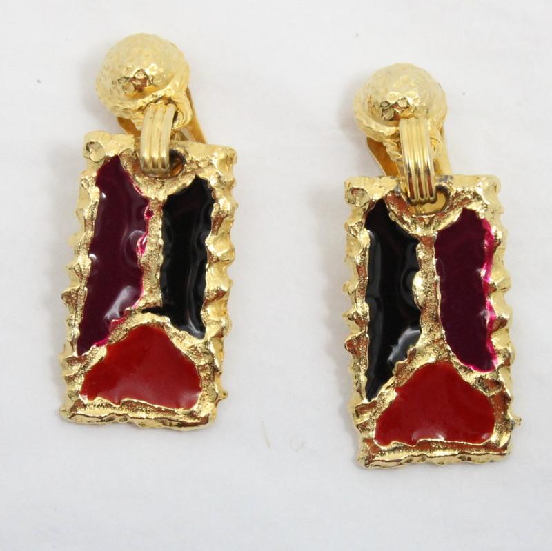 Front view of Red Earrings Clip