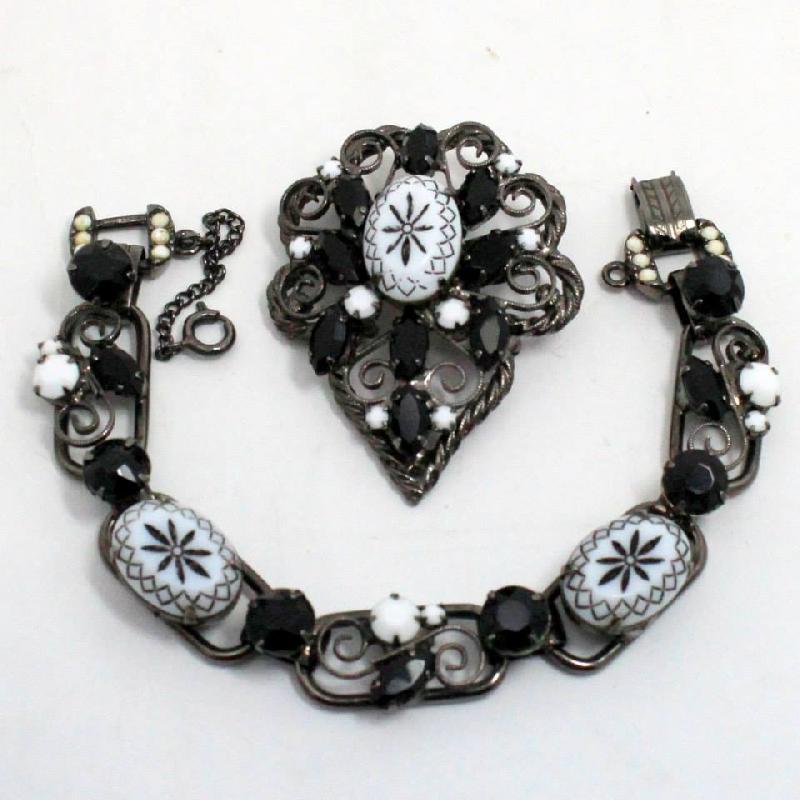 Front view of White (chalk Or Milk) Cabochons Molded/Cut Bracelet 5 Link