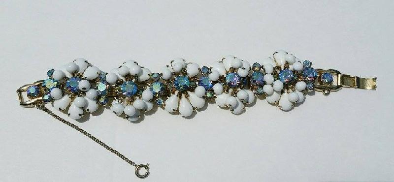 Front view of White (chalk Or Milk) Pear Bracelet 5 Link