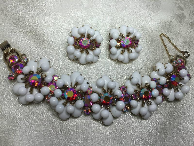 Front view of White (chalk Or Milk) Pear Bracelet 5 Link