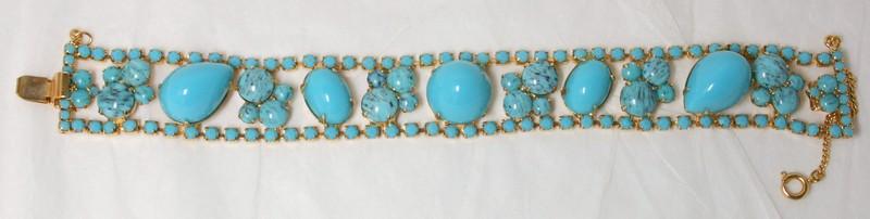 Front view of Blue Cabochons Plastic Bracelet Flat Push In