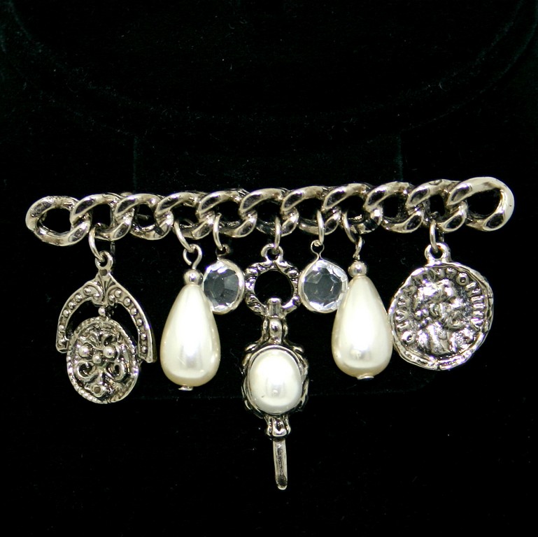 Front view of Chatons Only Brooch