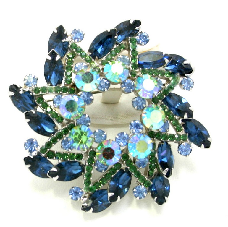 Front view of Navettes Brooch