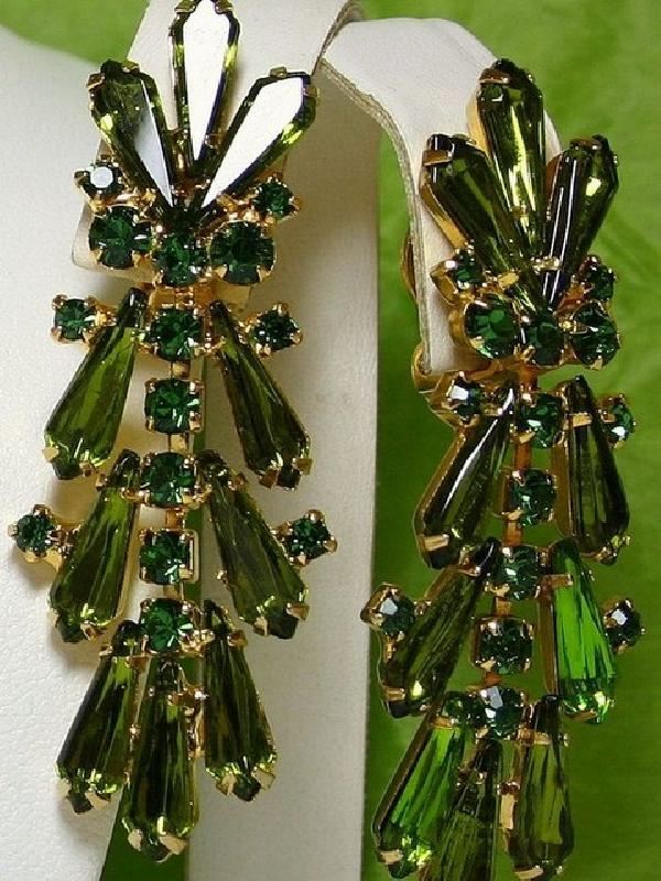Front view of Green Spear Earrings Clip
