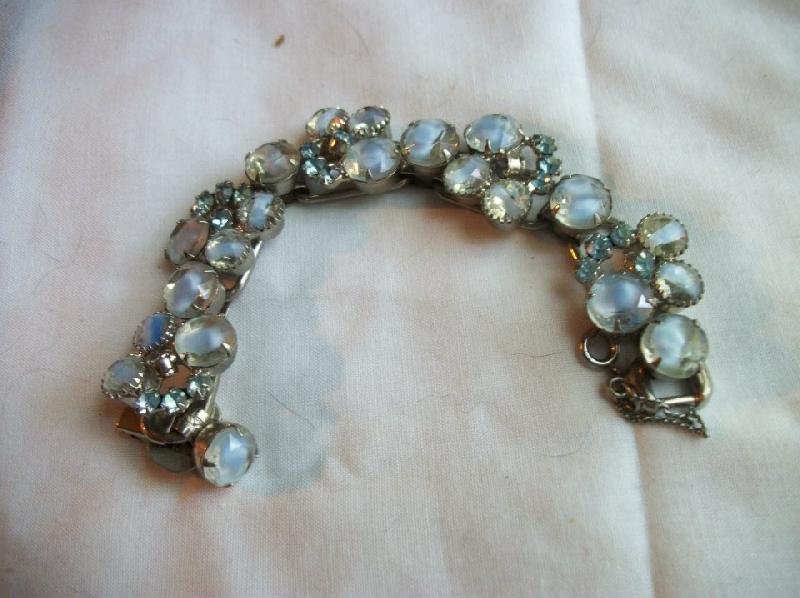 Front view of White (chalk Or Milk) Chatons Only Givre Bracelet 5 Link