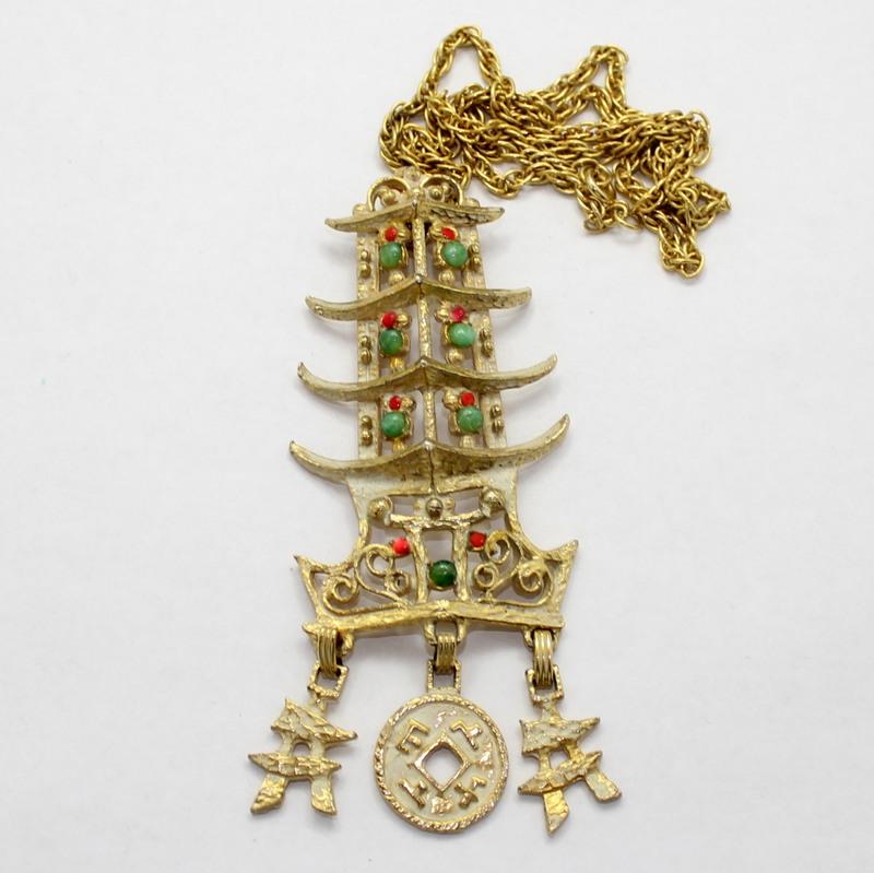 Front view of Green Cabochons Pendant