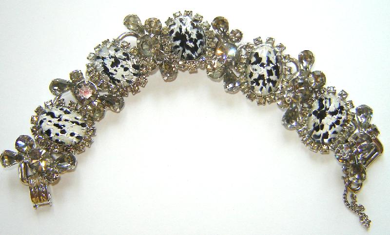 Front view of Gray (black Diamond) Cabochons Spotted Bracelet 5 Link