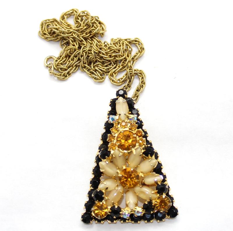 Front view of Black (jet) Cabochons Pin Pendant