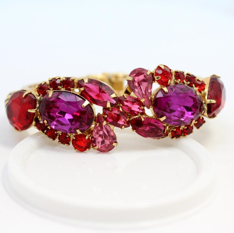Front view of Pink Oval Bracelet Clamper