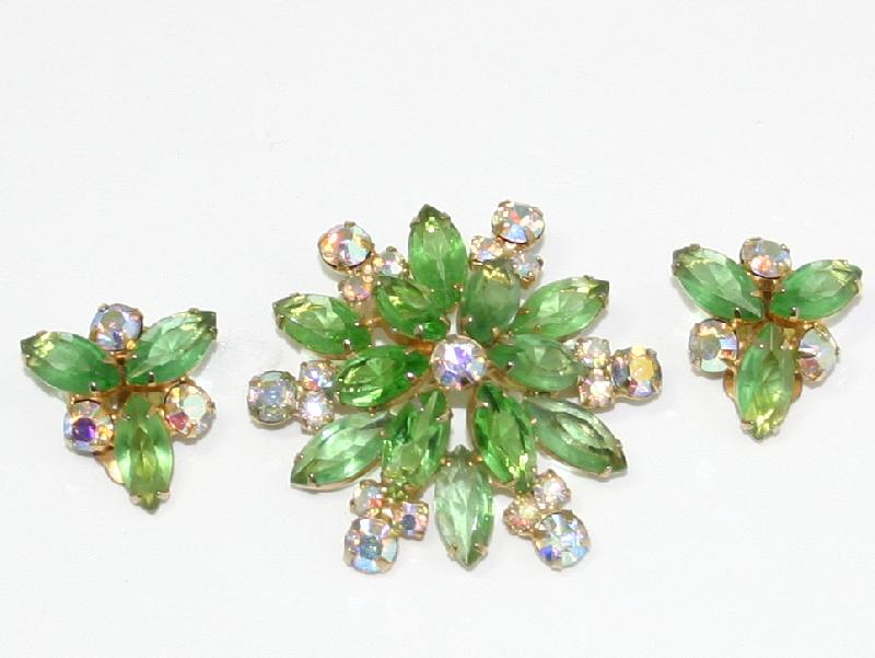 Front view of Green Navettes Earrings Clip