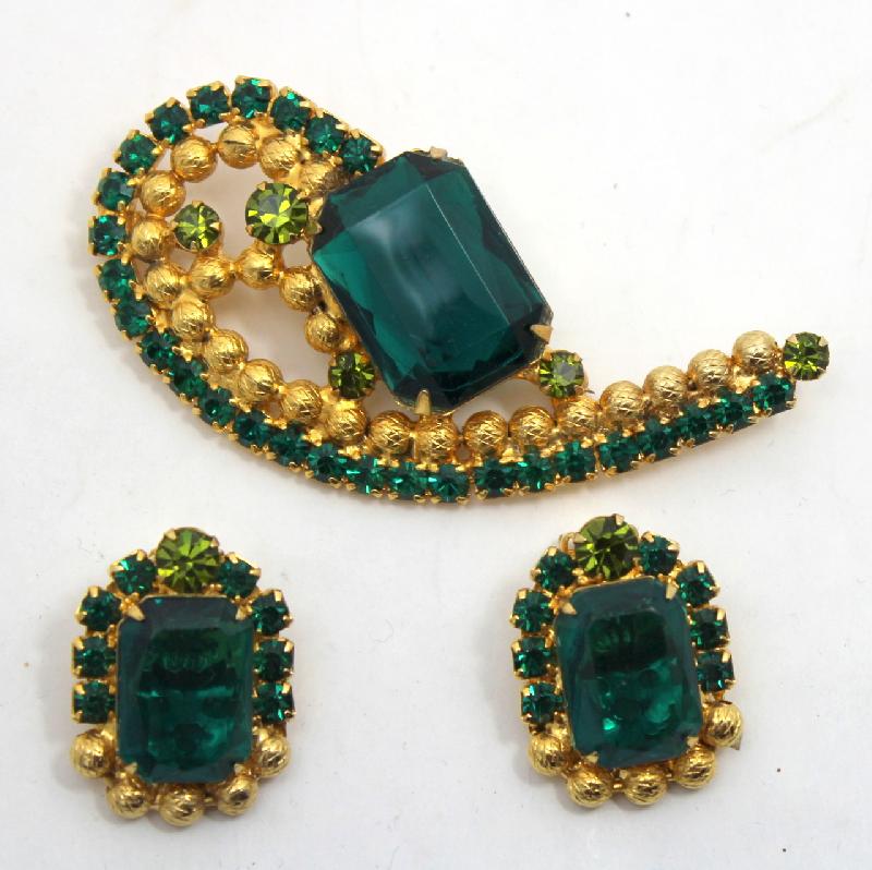 Front view of Green Emerald Cut Earrings Clip