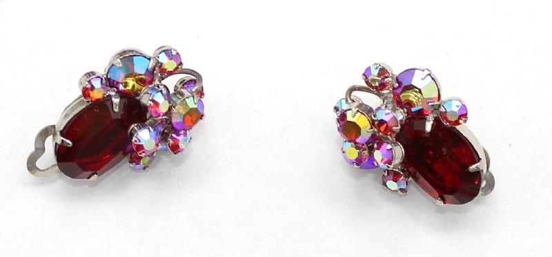 Front view of Red Oval Earrings Clip
