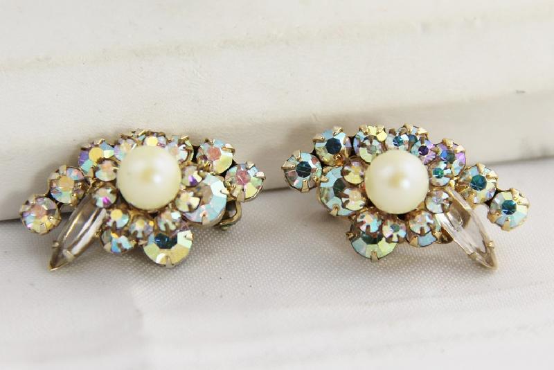 Front view of AB Navettes Pearl Earrings Clip