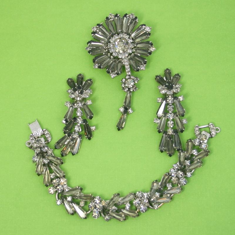 Front view of Gray (black Diamond) Spear Bracelet 5 Link