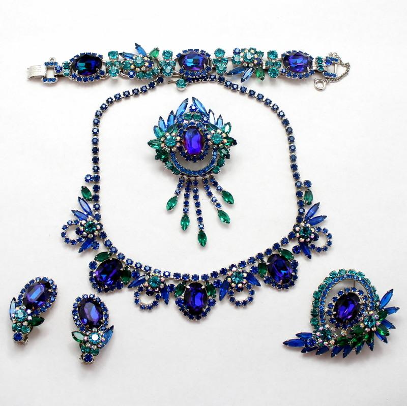 Front view of Blue Oval Multi-Color/Shaded Bracelet 5 Link