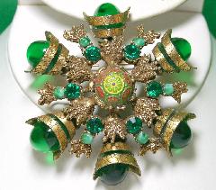 Green Oval Molded/Cut Brooch