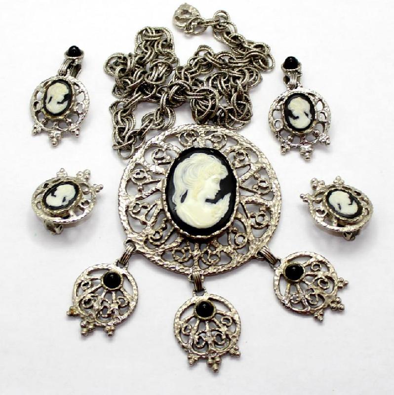 Front view of Black (jet) Cabochons Necklace