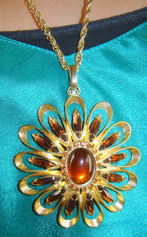 Front view of Topaz Cabochons Pendant