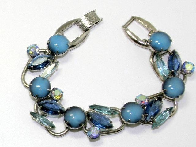 Front view of Blue Cabochons Bracelet 5 Link