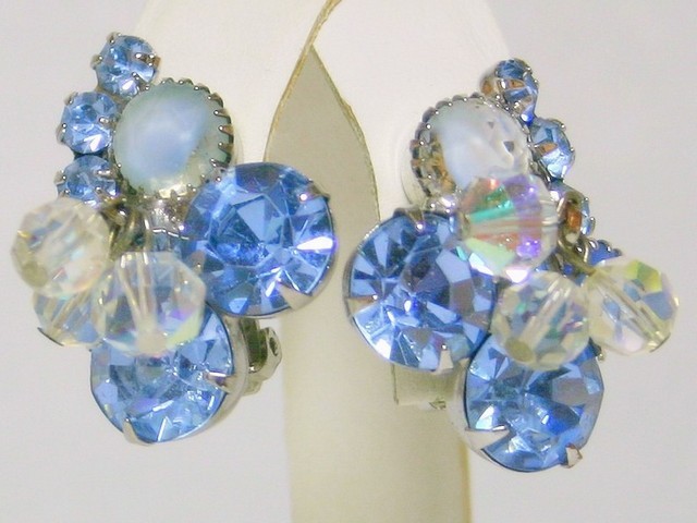 Front view of Blue Chatons Only Givre Earrings Clip