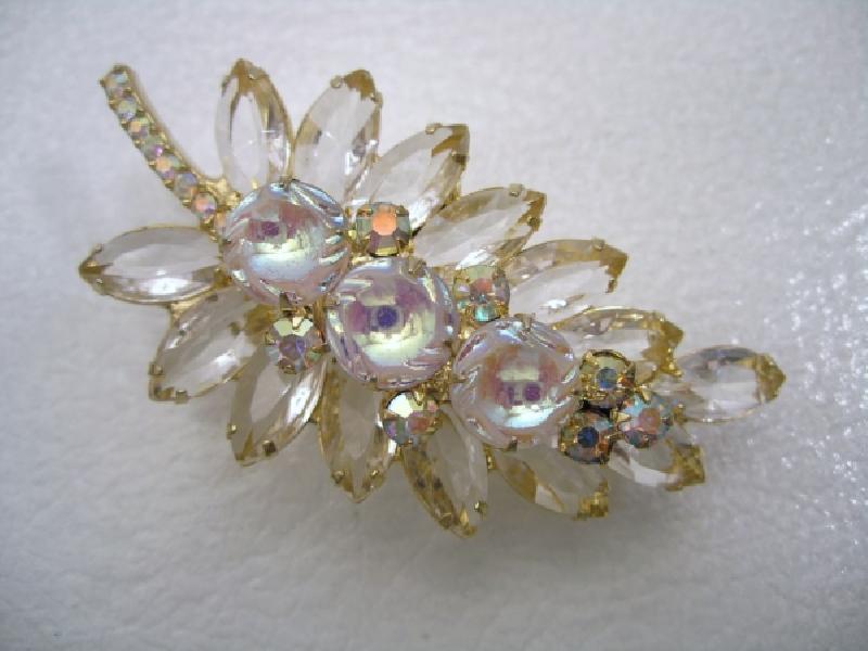 Front view of Clear Scooped Brooch