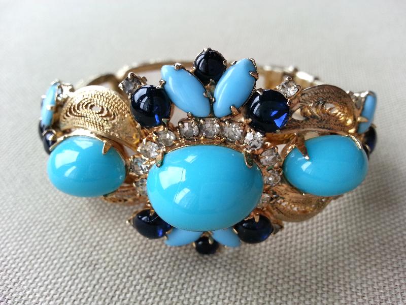 Front view of Turquoise Cabochons Plastic Bracelet Clamper