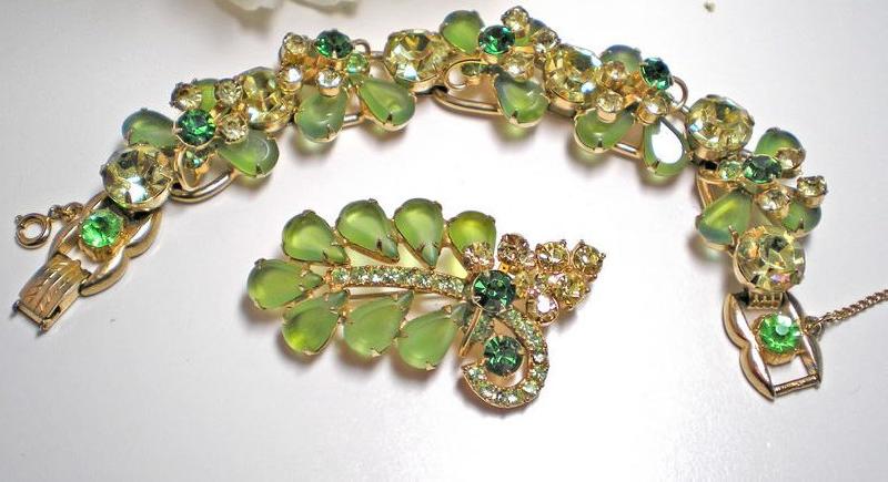 Front view of Green Pear Frosted Bracelet 5 Link