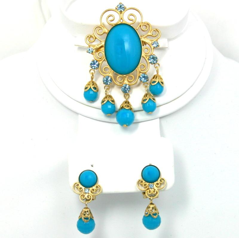 Front view of Turquoise Oval Plastic Brooch