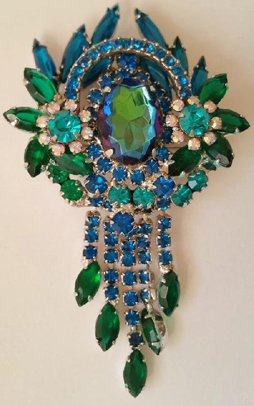 Front view of Green Oval Multi-Color/Shaded Pin Pendant