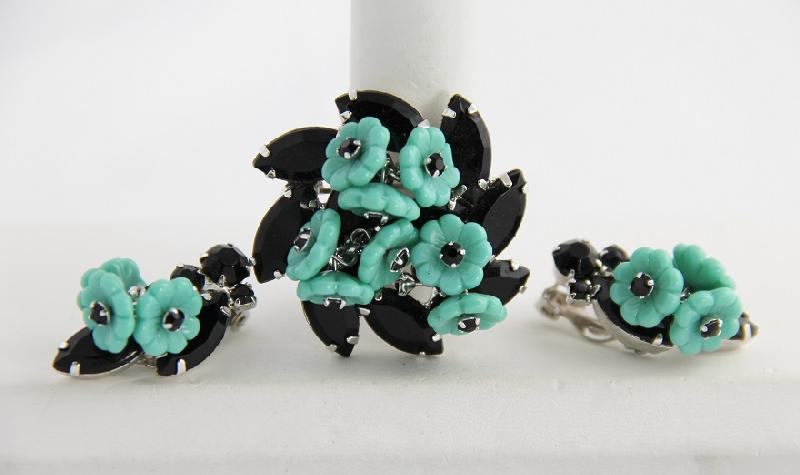 Front view of Black (jet) Navettes Earrings Clip