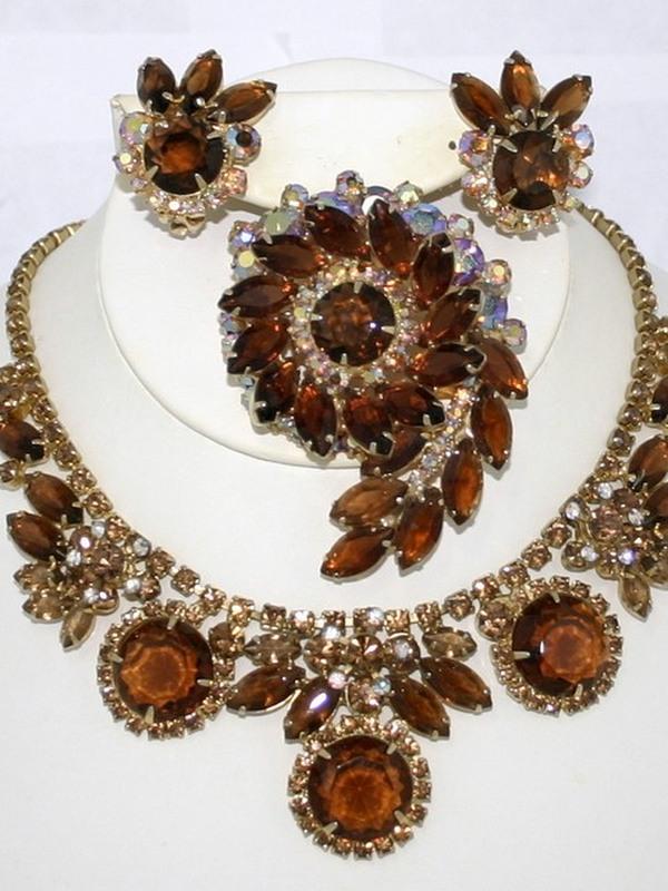 Front view of Topaz Dentelle Necklace