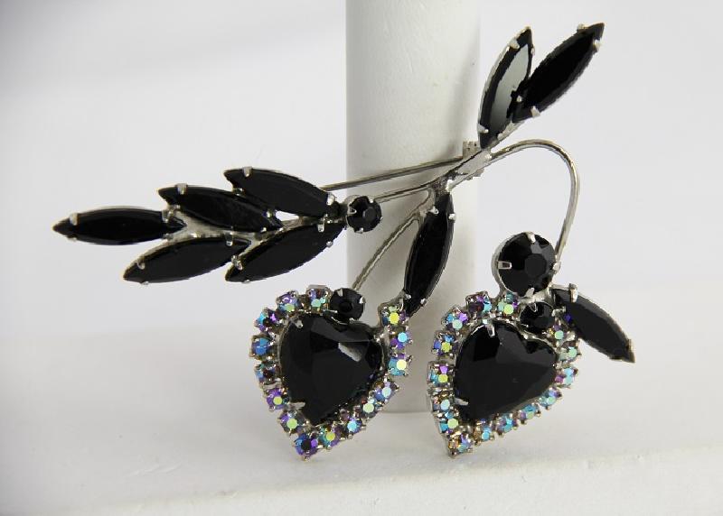 Front view of Black (jet) Heart Brooch