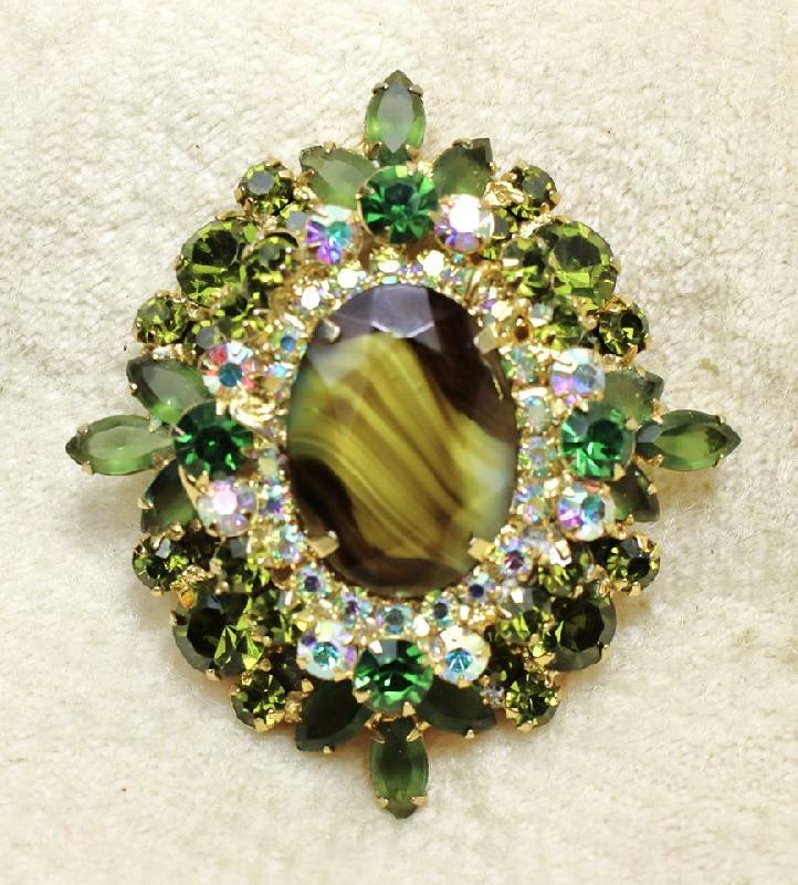 Front view of Green Navettes Givre Pin Pendant