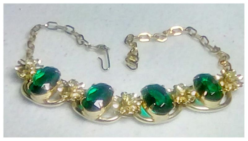 Front view of Green Oval Necklace
