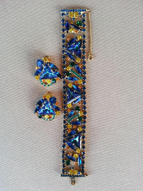 Front view of Blue Triangle Multi-Color/Shaded Earrings Clip