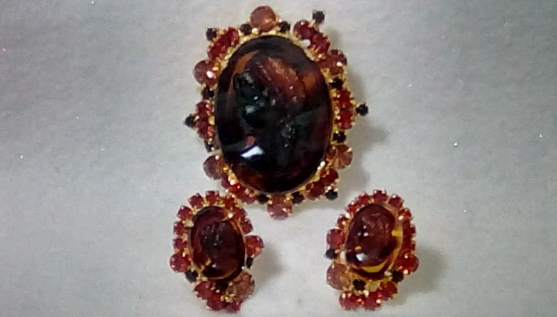 Front view of Topaz Chatons Only Molded/Cut Pin Pendant