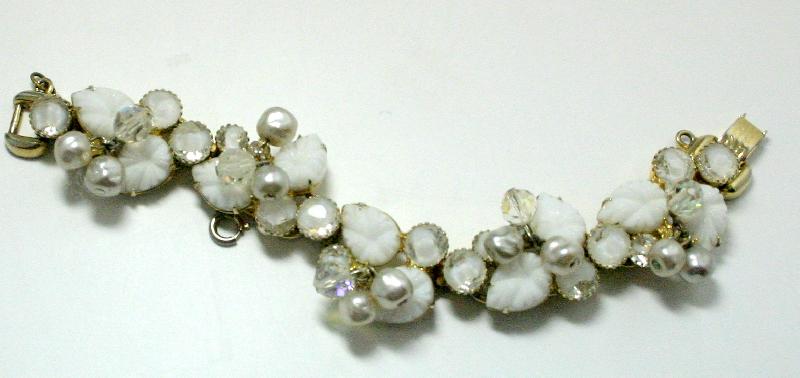 Front view of White (chalk Or Milk) Leaf Givre Bracelet 5 Link