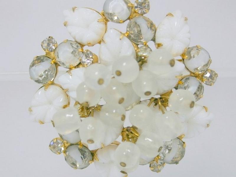Front view of White (chalk Or Milk) Leaf Givre Brooch